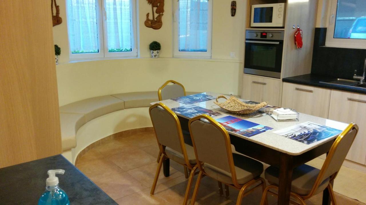 Lovely 2-Bedroom Apartment At Greek Riviera Vari  Exterior photo